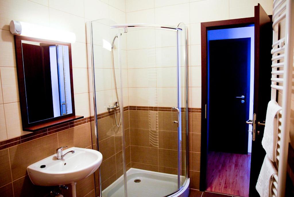 Pazonyi Fogado Es Etterem Hotell Nyírpazony Rom bilde